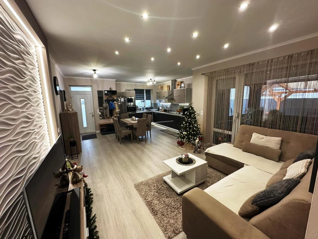 SÁGVÁRI KERTVÁROSBAN 3 SZOBA NAPPALIS IKERHÁZ SZÉP ÁLLAPOTBAN ELADÓ