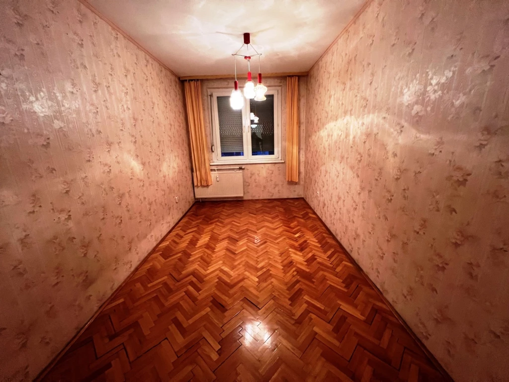 NYÍREGYHÁZA TOLDI UTCÁN 2 SZOBA ÉTKEZŐS, ERKÉLYES LAKÁS SZIGETELT TÁRSASHÁZBAN ELADÓ.