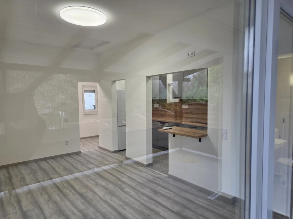 TISZLÖK KEDVELT RÉSZÉN IGÉNYESEN FELÚJÍTOTT NYARALÓ SAJÁT STÉGGEL ELADÓ.