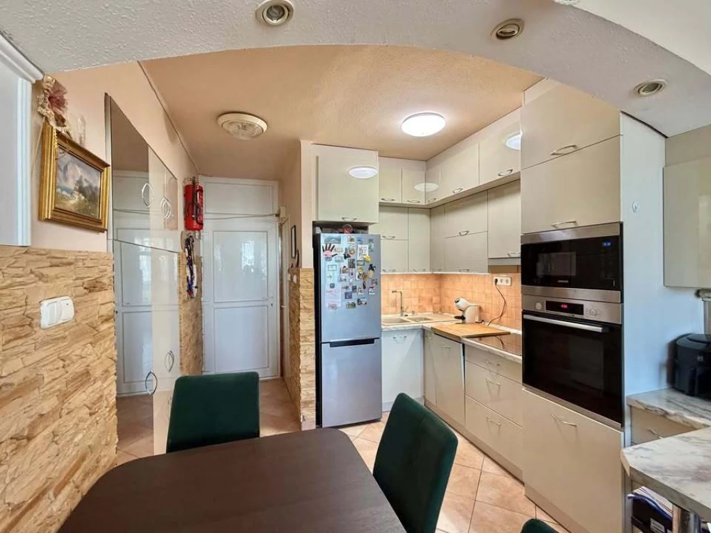 NYÍREGYHÁZA ORSZÁGSZÁSZLÓ TÉREN 77 NM.-ES  LAKÁS