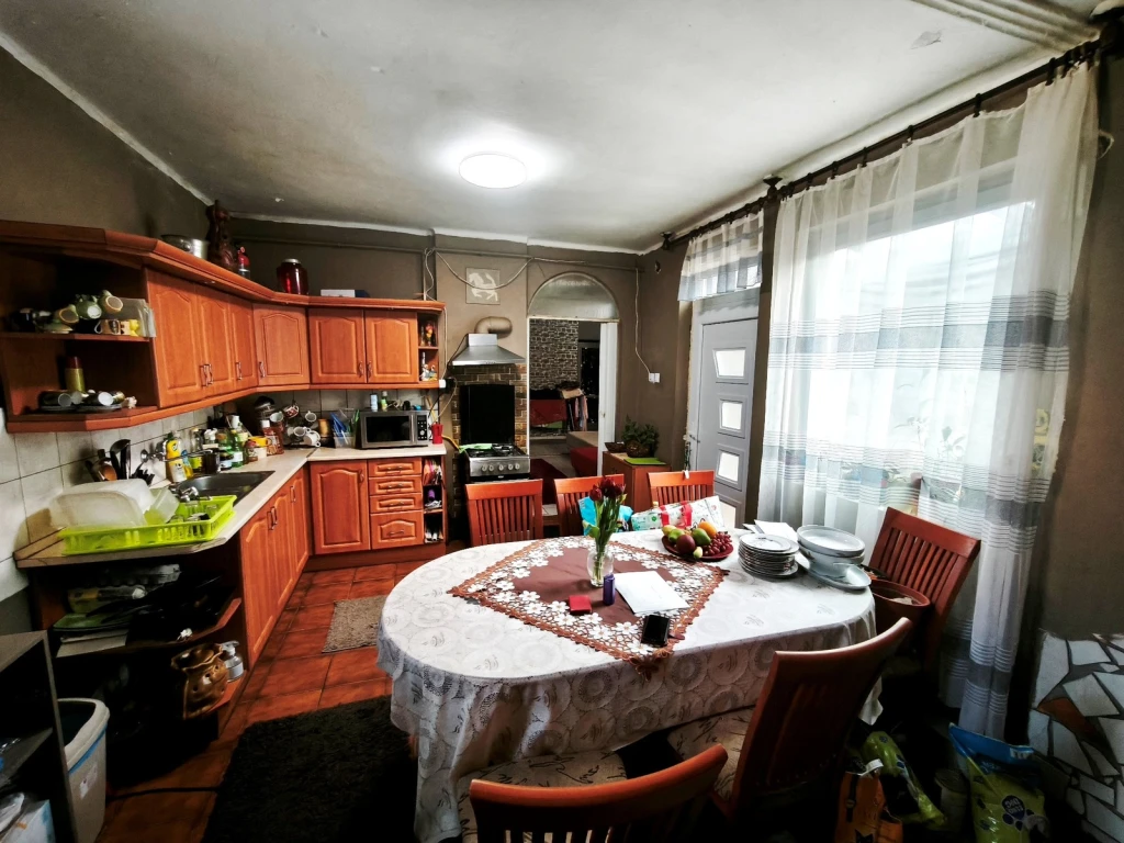 LEVELEK KÖZPONTI RÉSZÉN CSALÁDI HÁZ ELADÓ