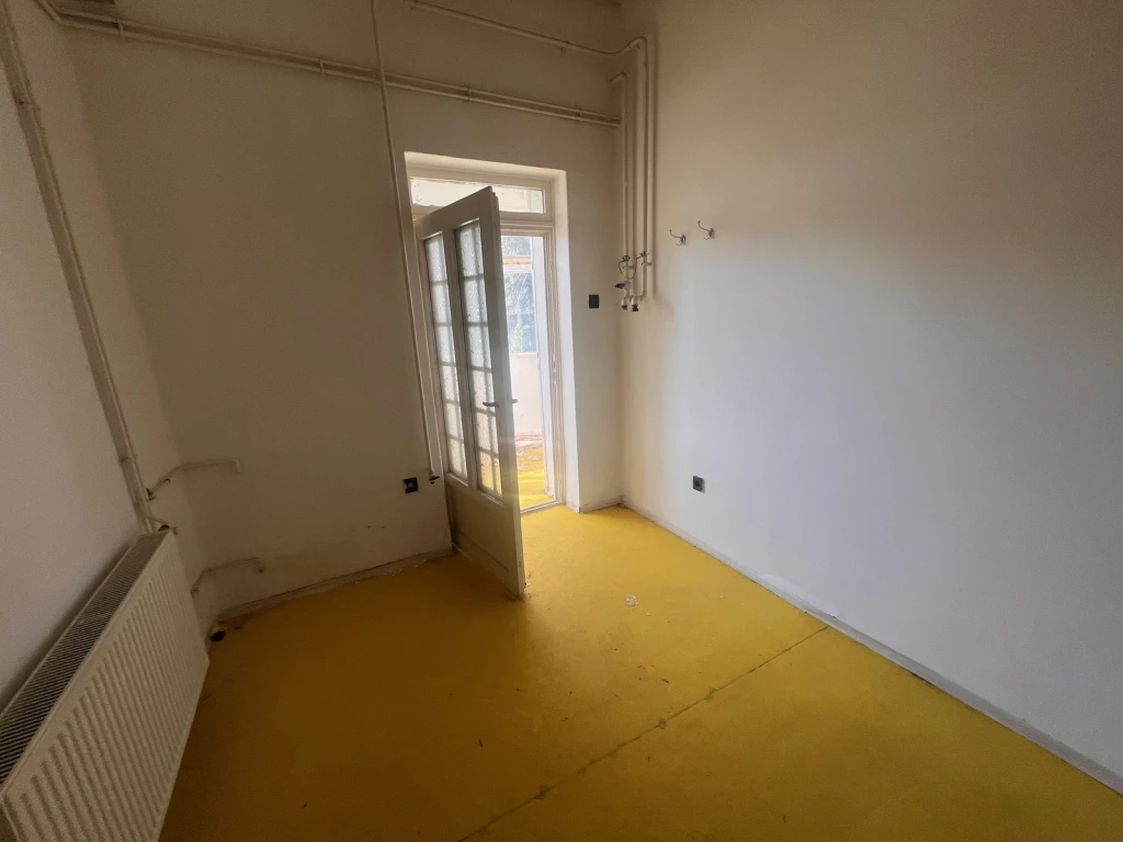 BELVÁROSBAN BIRÓSÁG SZOMSZÉDSÁGÁBAN 2 ÜZLET ELADÓ.