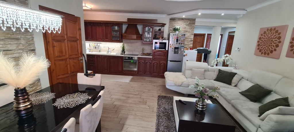 NYÍREGYHÁZA STADION KÖZELÉBEN TÁGAS 97 m2 3 SZOBA NAPPALIS LAKÁS ELADÓ