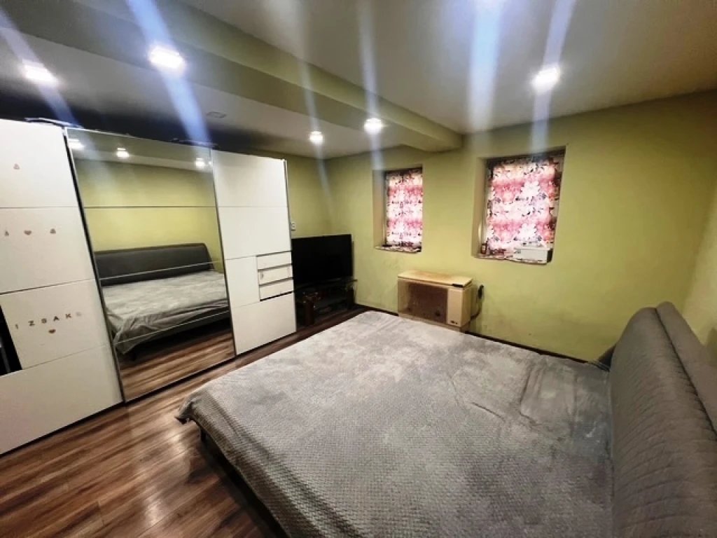 PÓCSPETRIBEN KÉT SZOBÁS NAGY KONYHÁS CSALÁDI HÁZ ELADÓ.