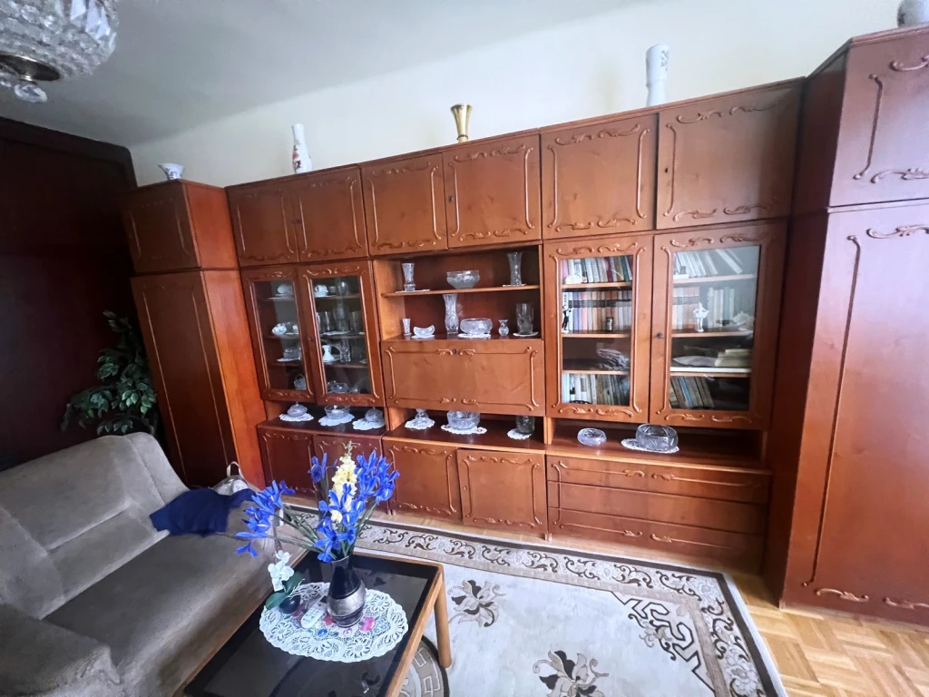 TÉGLA ÉPÍTÉSŰ SZIGETELT MÁSODIK EMELETI LAKÁS ELADÓ.