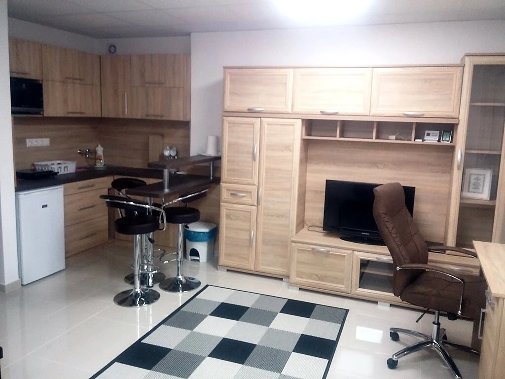 NYÍREGYHÁZA GARIBALDI UTCÁN 1.EMELETEN FELÚJÍTOTT IGÉNYES KIS LAKÁS ERKÉLLYEL