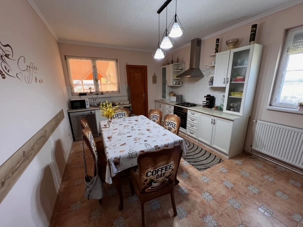 SÉNYŐN, 125 NM-ES 3 + N SZOBÁS CSALÁDI HÁZ ELADÓ