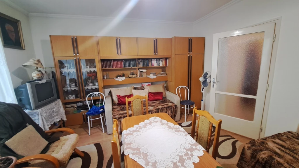 NYÍREGYHÁZA SÓSTÓI ÚTON MAGASFÖLDSZINTEN LÉVŐ 32NM-ES LAKÁS ELADÓ