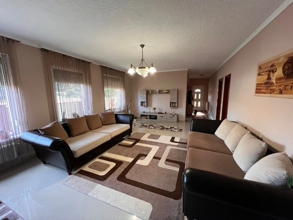 SÉNYŐ CSENDES RÉSZÉN AMERIKAI TÍPUSÚ CSALÁDI HÁZ ELADÓ