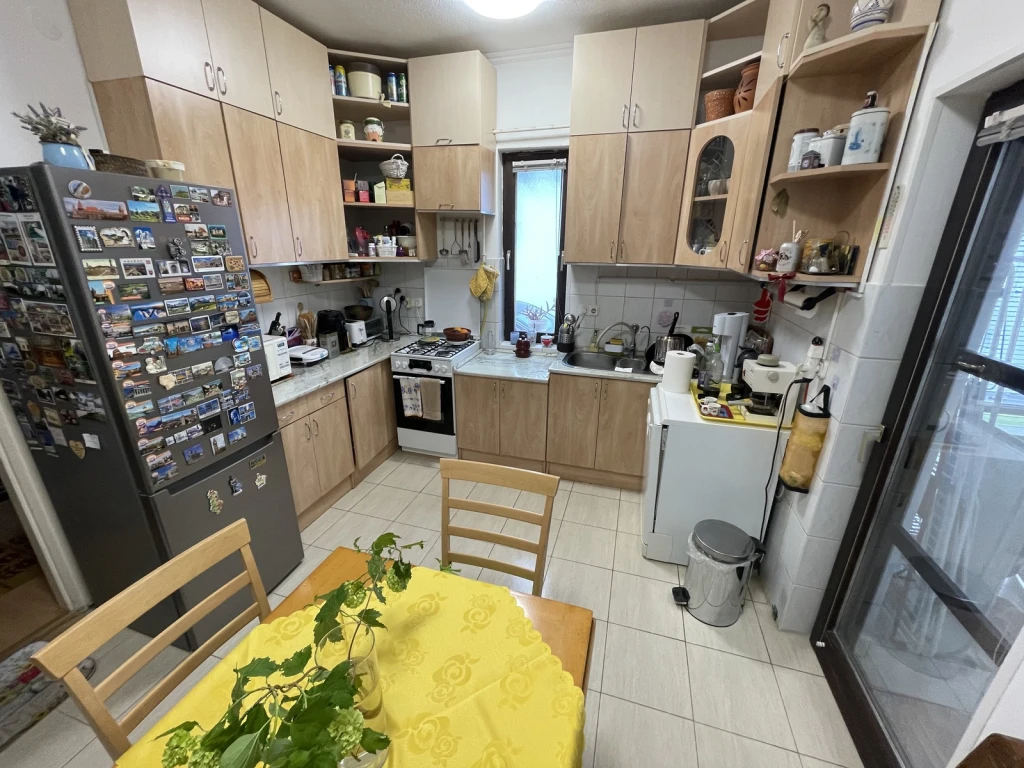 NYÍREGYHÁZA BELVÁROSÁBAN IKERHÁZ ELADÓ-416 NM PARKOSÍTOTT UDVAR