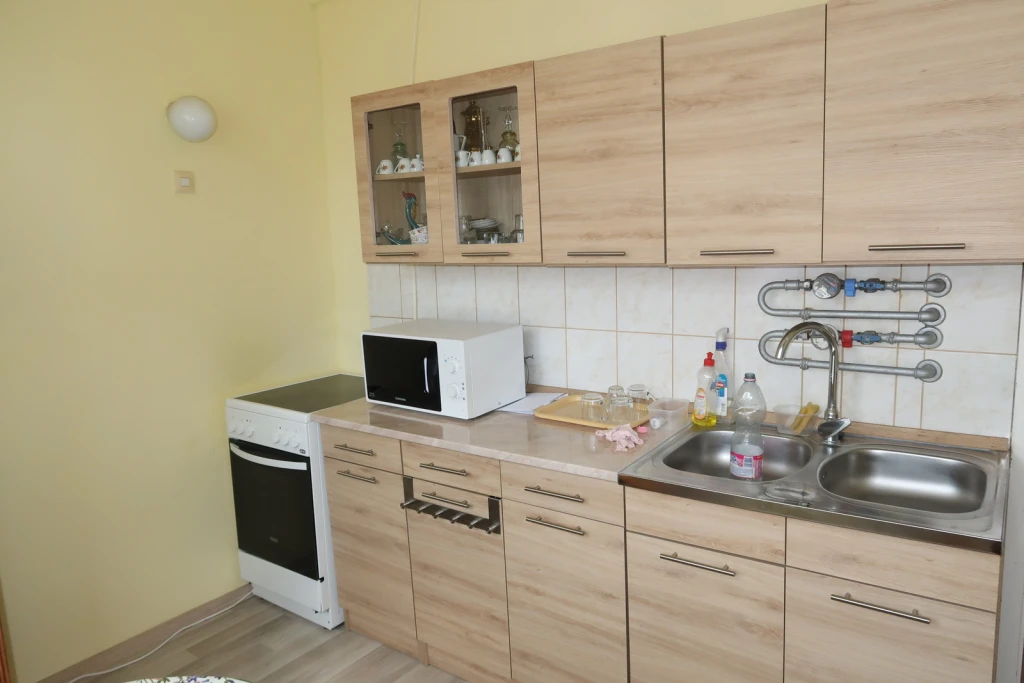 NYÍREGYHÁZA ÁRPÁD UTCÁN 2.EMELETEN 2 SZOBA ERKÉLYES LAKÁS ELADÓ.