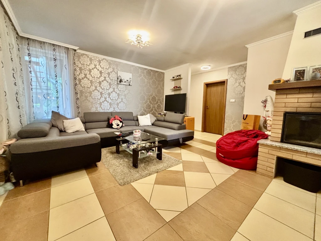 NYÍREGYHÁZA BORBÁNYÁN 842 M2-ES TELEKKEL IGÉNYES CSALÁDI IKERHÁZ ELADÓ