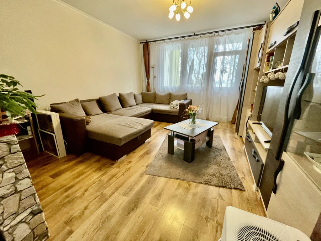 NYÍREGYHÁZA BELVÁROSÁBAN 2 SZOBA + NAPPALIS ERKÉLYES LAKÁS ELADÓ