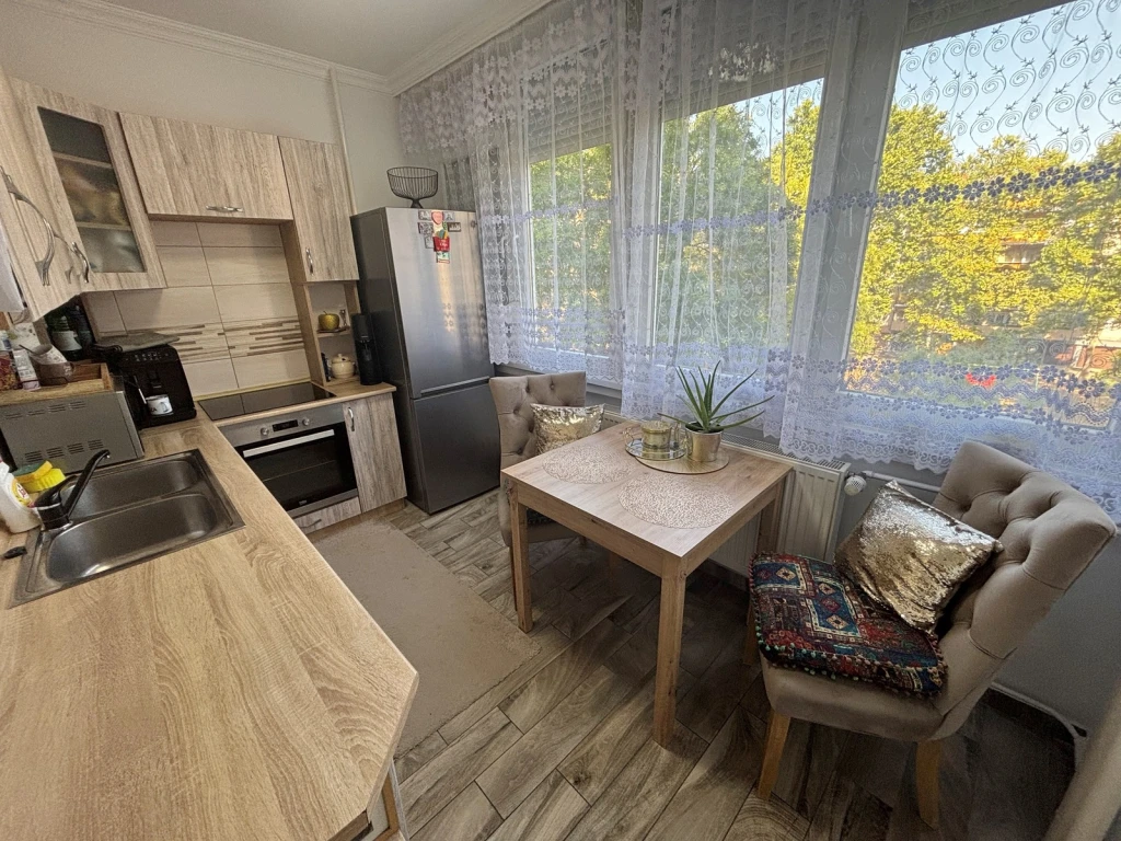 NYÍREGYHÁZÁN, FELÚJÍTOTT, 61 M²-ES, 3 SZOBÁS LAKÁS ELADÓ, A SÓSTÓI ÚTON!
