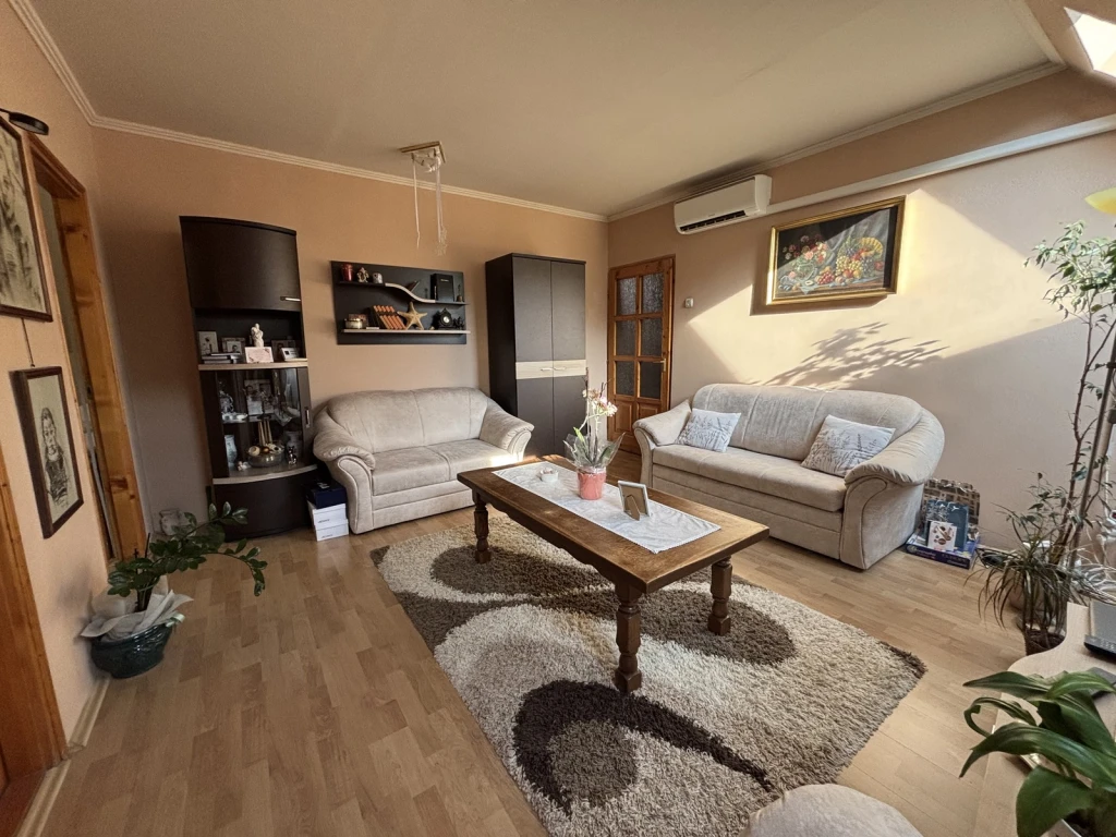 SZARVAS UTCÁN 2 SZOBA + NAPPALIS BÚTOROZOTT LAKÁS ELADÓ