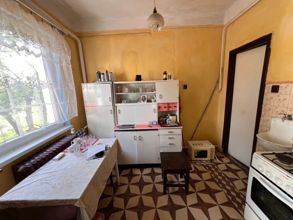 KÓTAJBAN KÖZPONTHOZ KÖZEL TÉGLAÉPÍTÉSŰ CSALÁDI HÁZ ELADÓ.