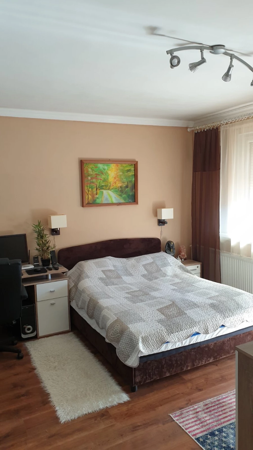 Füzesabony központi részén 2 emeleti, 3 szobás+erkélyes, klímás jó állapotú lakás eladó!