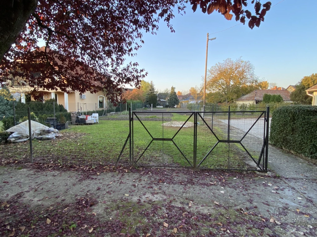 Pásztorvölgyi, parkos környezetben, csendes  helyen, 750  nm-es  építési telek eladó.