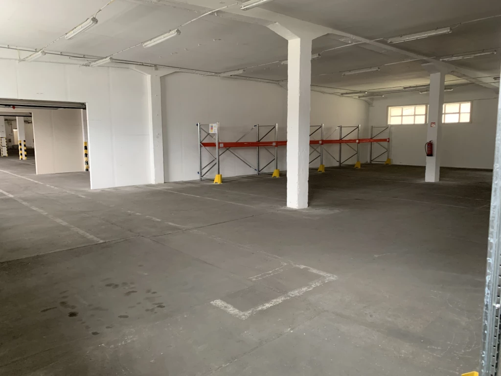 Egerben 1500m2-es , 4,5 méter belmagasságú száraz raktár, őrzött telephelyen kiadó!