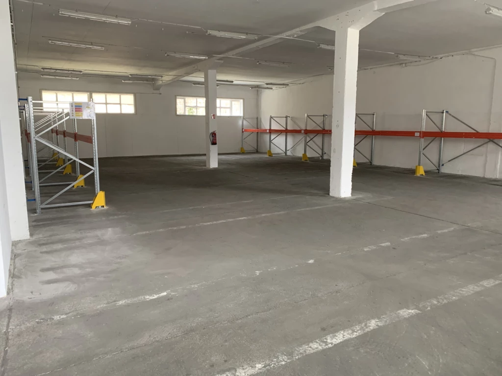 Egerben 1500m2-es , 4,5 méter belmagasságú száraz raktár, őrzött telephelyen kiadó!