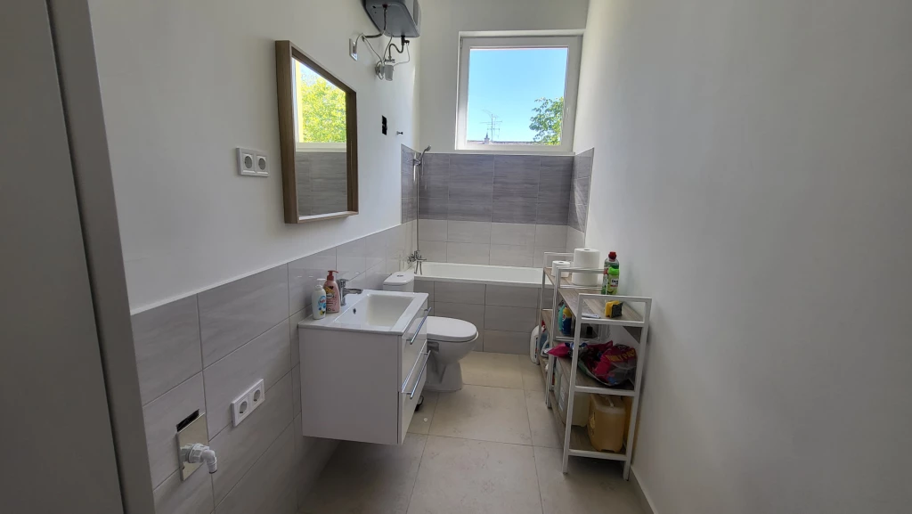 142  nm-es - földszinti ,  5  szobás  ingatlan kiadó.