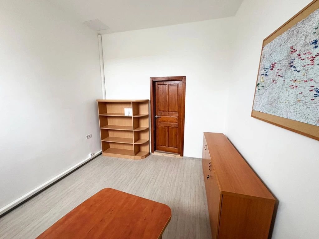 142  nm-es - földszinti ,  5  szobás  ingatlan kiadó.