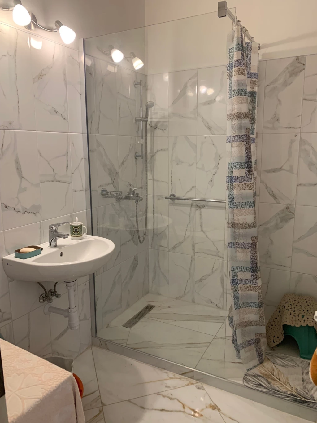 Eger belváros közeli kedvelt városrészében,  Rózsa Károly utcában, belső udvari  3. emeleti, 70 m2-es, 3 különnyíló szoba+erkélyes lakás eladó. 