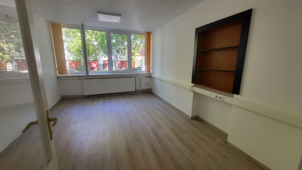 Utcafronti földszinti  iroda, üzlet kiadó akár lakásnak is.