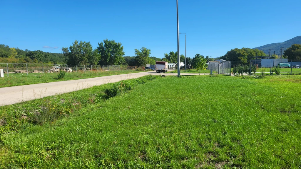 Felnémeti Agria Válalkozó parkban iprterület  eladó  20-9751413