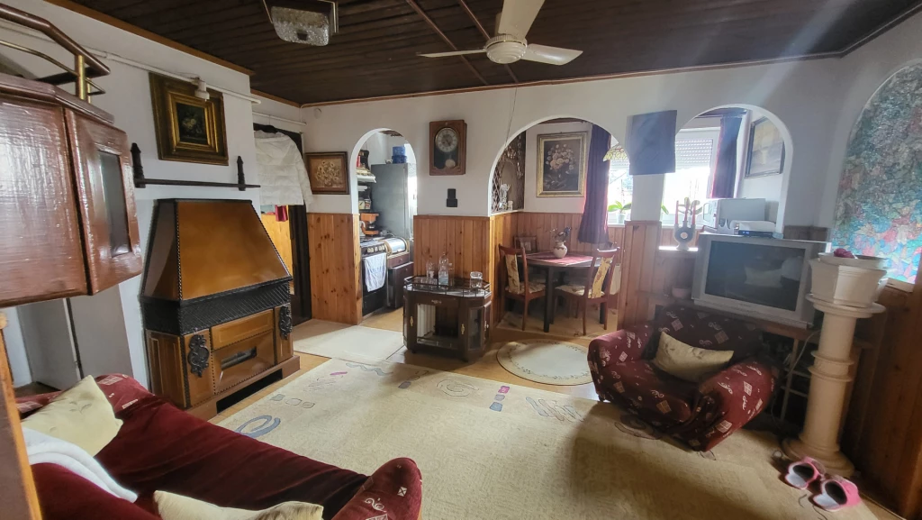 Egri vár  hátsó bejáratánál  nagy ingatlan  üzleti lehetőséggel is eladó.