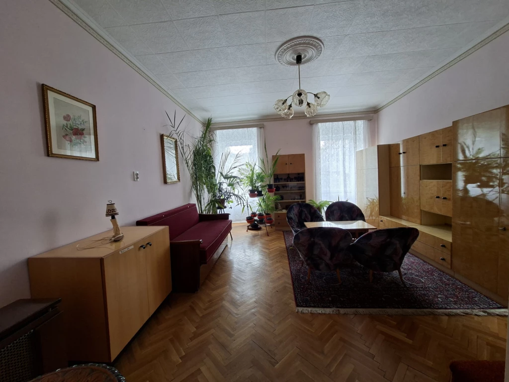 Belvásori 300 évesnél idősebb családi házu  eladó, 8 szobával 20-9751413