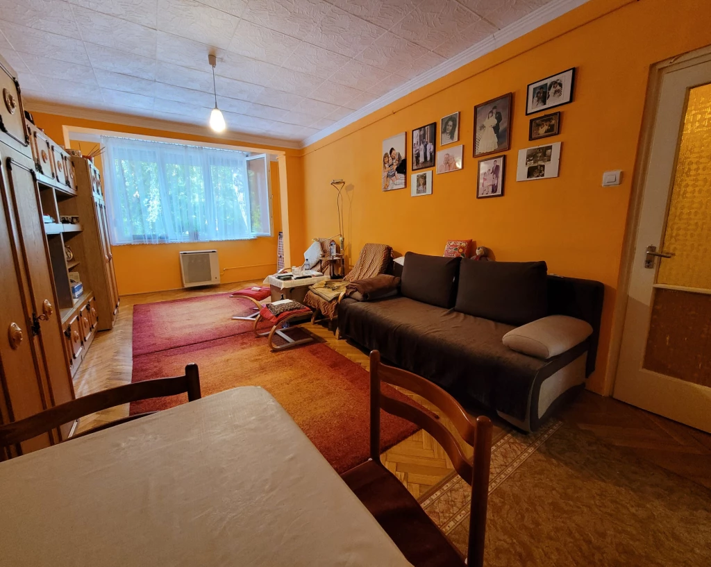 Cifrakapu út elején, földszinti  58 nm-es lakás  eladó.  20-9751413