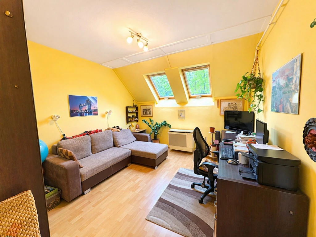 Kettő plusz félszobás, 3. emeleti lakás eladó a Belváros közelében