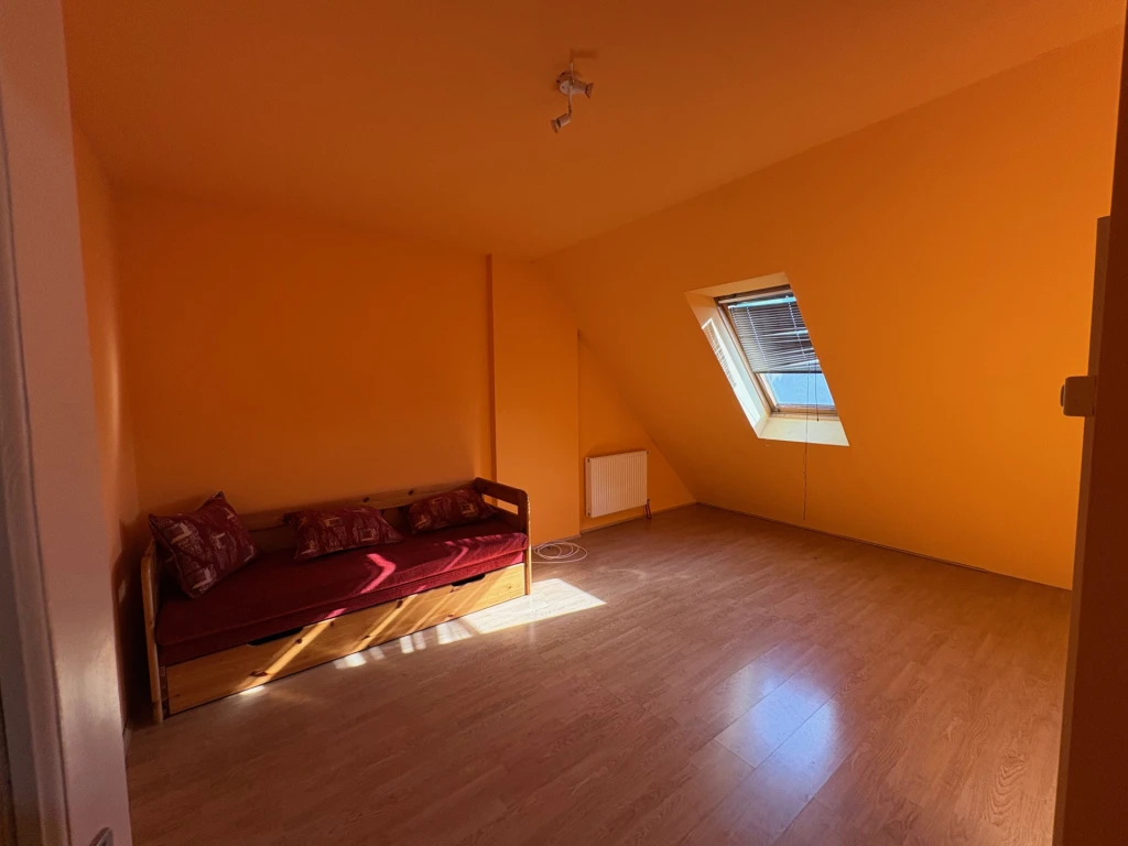 Kedvező árú tetőtéri garzon eladó Eger frekventált részén – remek lehetőség saját célra vagy befektetésre