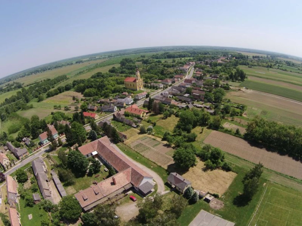 Háromfán jóállapotú családi ház eladó.