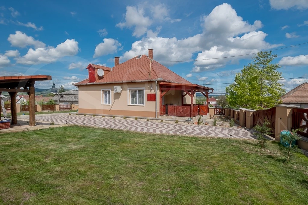 Tokaj-Hegyaljához tartozó, nagyon kedvelt borvidék, Szerencs-Ond település részén felújított családi ház 782 m2 telekkel eladó!