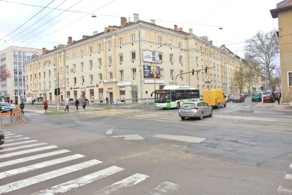 Miskolcon a belvárosi 2szobás, 3. emeleti, gázos lakás ELADÓ a Soltész N.K. utcában.