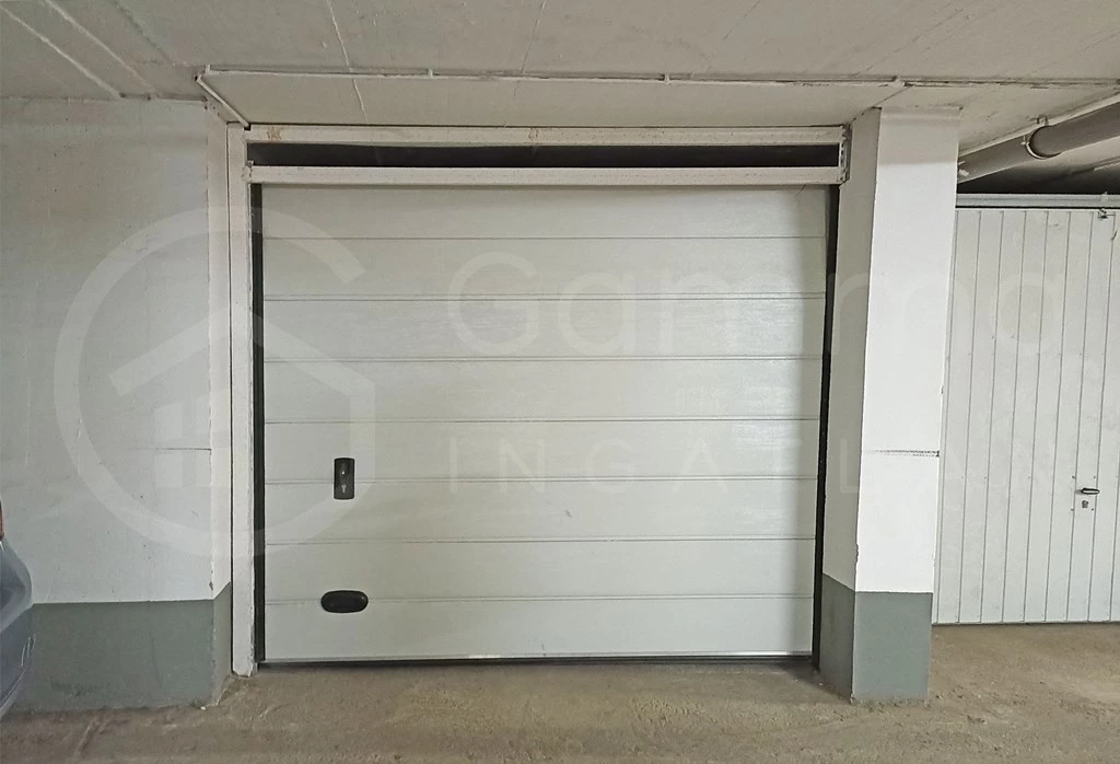 Debrecenben 25nm -es garázs, mélygarázsban Eladó!