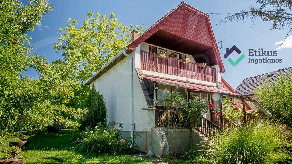 Idilli nyaraló, ami otthon is lehetne! Eladó egy remekül élhető, 80 m2-es, tetőtérbeépítéses ház Harsányban, mindössze 11 km-re Miskolctól, a Fenyő utcában.