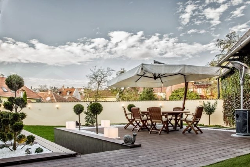 Belváros közeli, 350nm-es, magas minőségű anyagok felhasználásával készült családiház eladó!