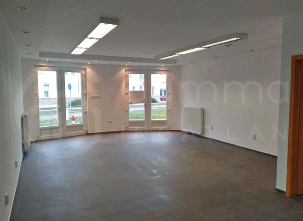 Mezőkövesd központjában eladó egy kiváló adottságokkal rendelkező, földszinti, utcafronti üzlethelyiség .