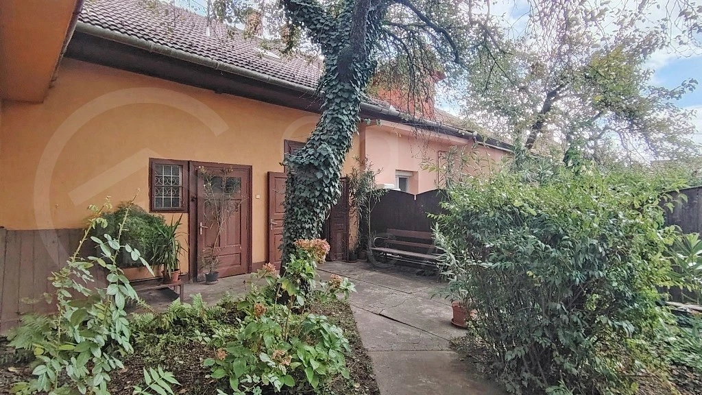 Miskolcon, a Zsolcai kapu egy csendes, kis forgalmú útszakaszán eladó egy 85 m2-es,jó állapotú, polgári stílusú ikerház.