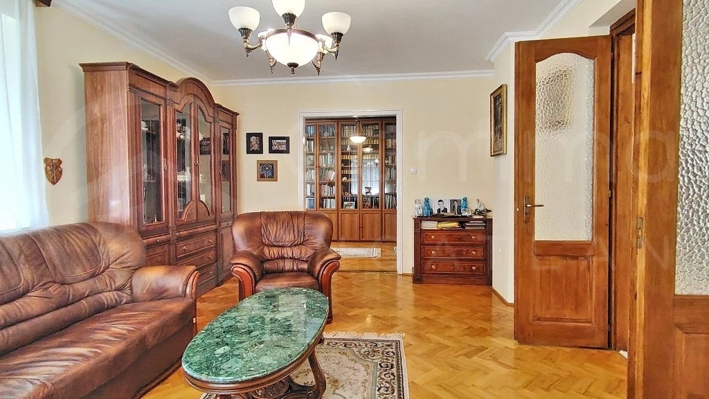 Miskolc egyik legkedveltebb, csendes, családiházas részén, Bulgárföldön, eladó egy 2001-ben épült, 180 nm-es, tetőtér-beépítéses, családi ház 440 nm-es telken!