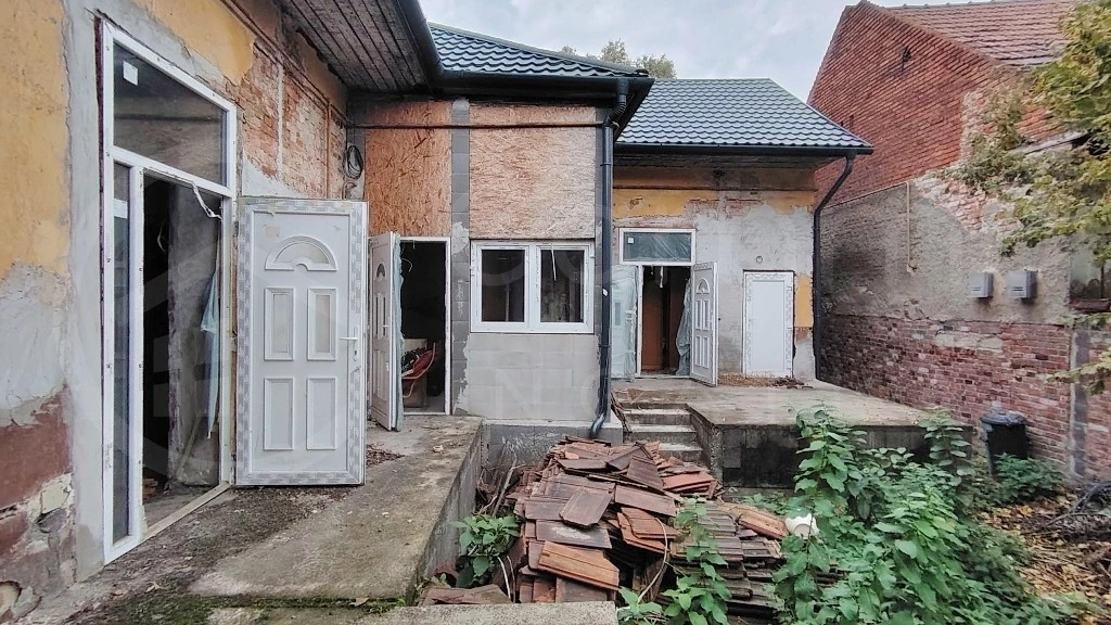 Eladásra kínálunk egy 170 nm-es, felújítandó állapotú családi házat, amely egy 350 nm-es, összközműves telken helyezkedik el.