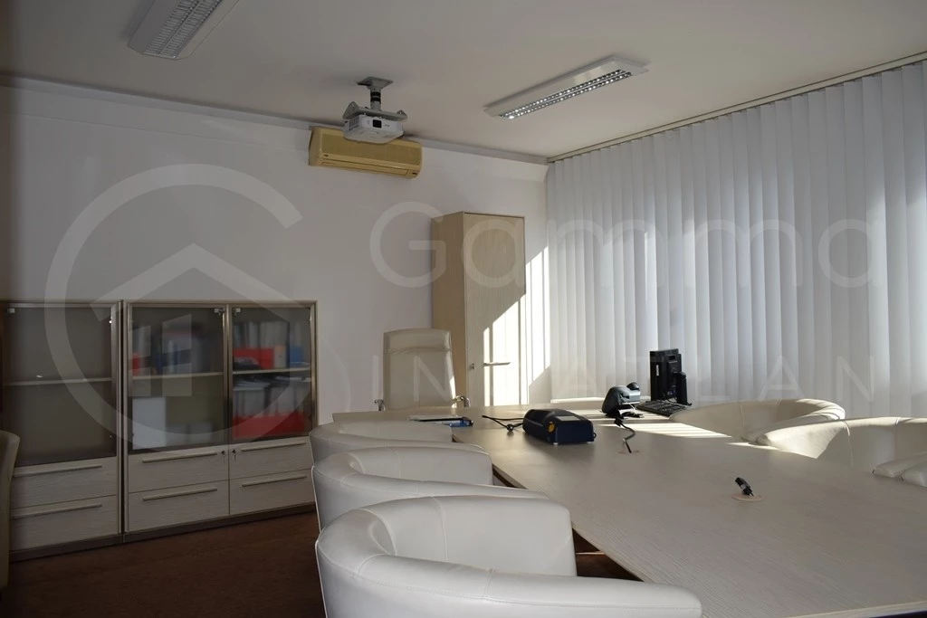 Eladó 2200 nm-es, magas potenciállal rendelkező ipari-kereskedelmi komplexum Miskolc-Szentpéteri kapu frekventált területén!