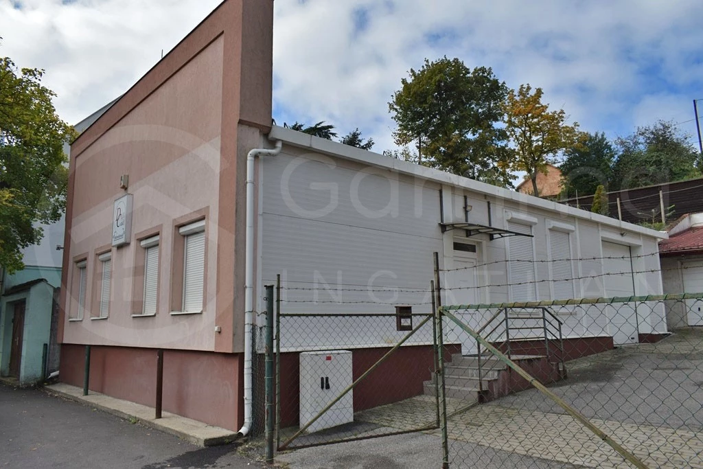 Miskolc - Szentpéteri kapuban eladó egy 681nm-es telken elhelyezkedő, 227nm alapterületű, téglaépítésű ipari és irodai ingatlan.