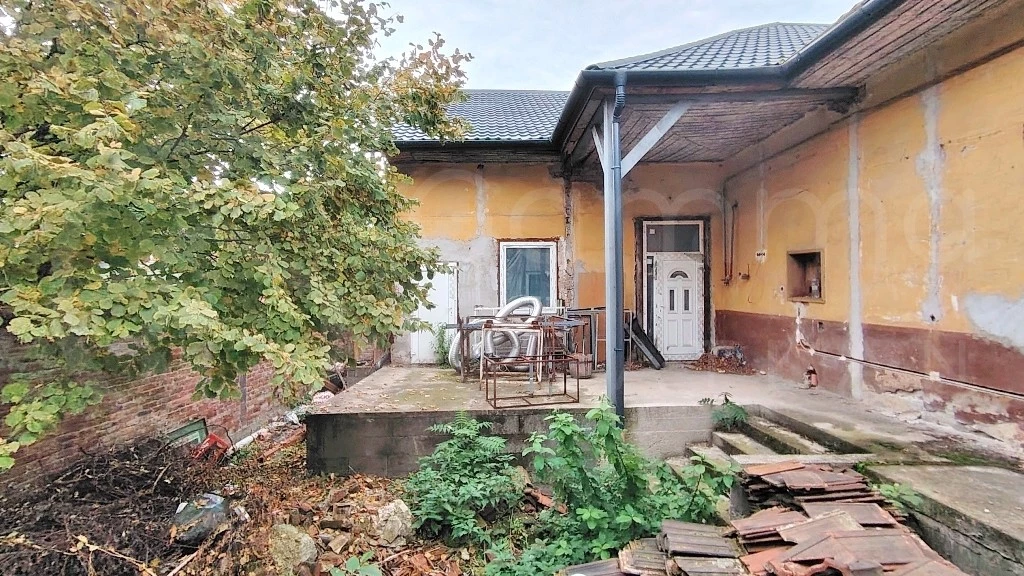 Eladásra kínálunk egy 170 nm-es, felújítandó állapotú családi házat, amely egy 350 nm-es, összközműves telken helyezkedik el.