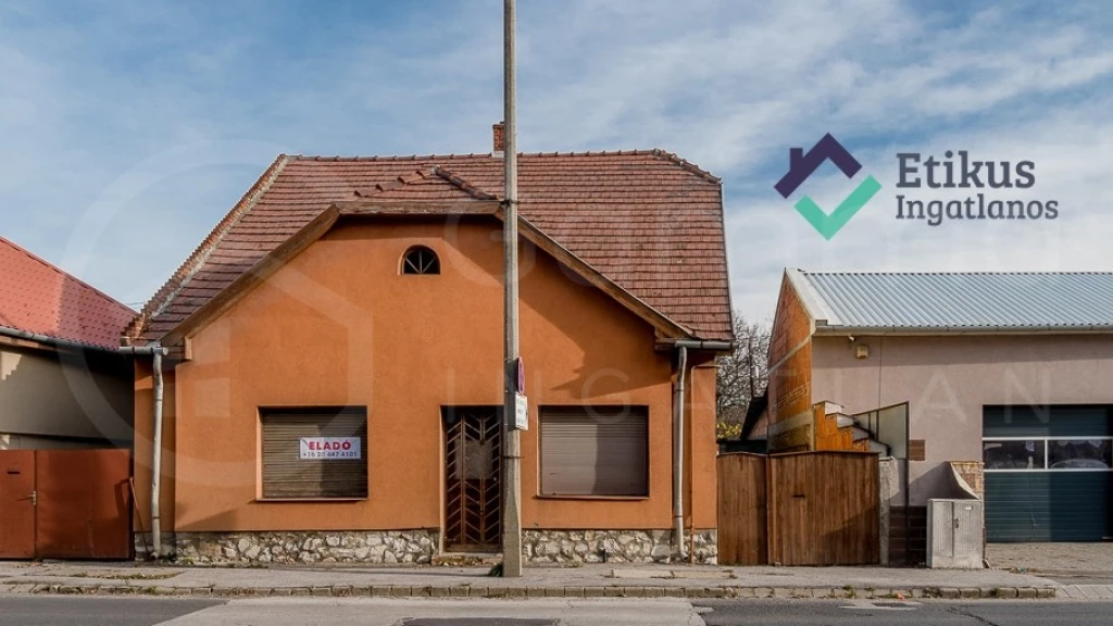 Csabavezér úton, utcafrontos üzlethelyiséggel rendelkező csládi ház eladó!