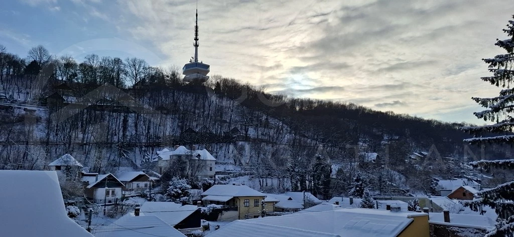 ÉBREDJEN AZ AVASI KILÁTÓ PANORÁMÁJÁVAL! ELADÓ NAPFÉNYES OTTHON VAGY IRODA A MEGGYESALJA UTCÁN!