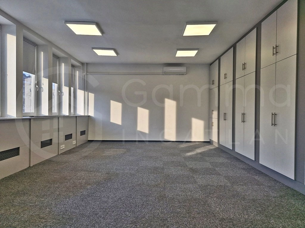 Miskolc belvárosában, jól frekventált helyen,123+20m2-es, 1. emeleti, több helyiségből álló iroda,iroda irodaházban hosszútávra KIADÓ!